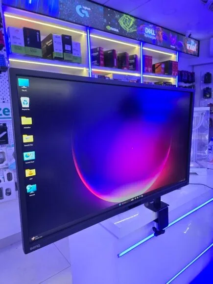 BenQ PD3200U Designer Monitor 32 inch, 4K UHD, sRGB, 60Hz (Used) MXG BMA-12P Single Monitor Steel Articulating Monitor M
