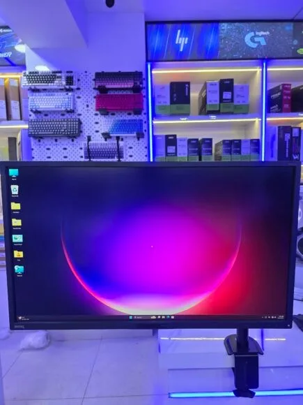BenQ PD3200U Designer Monitor 32 inch, 4K UHD, sRGB, 60Hz (Used) MXG BMA-12P Single Monitor Steel Articulating Monitor M
